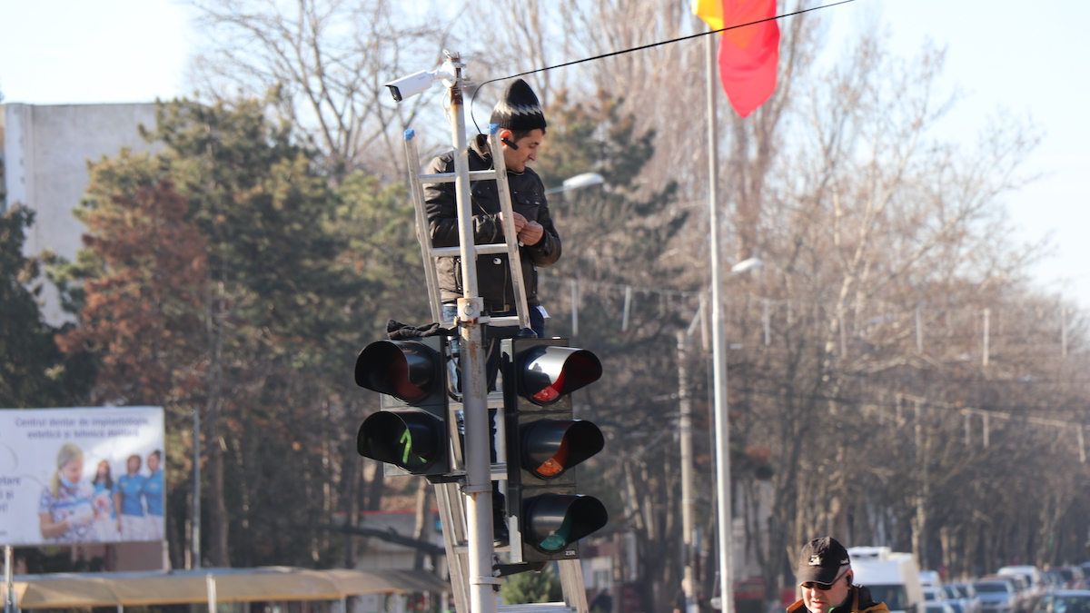 Semafor și camera de supraveghere în Slobozia. FOTO Adrian Boioglu