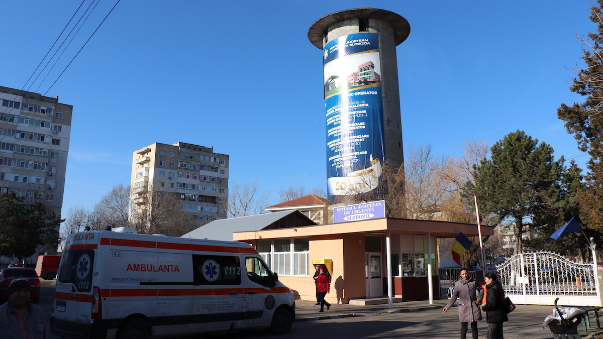 O ambulanță aduce un pacient la Spitalul Județean de Urgență Slobozia, Ialomița. FOTO Adrian Boioglu