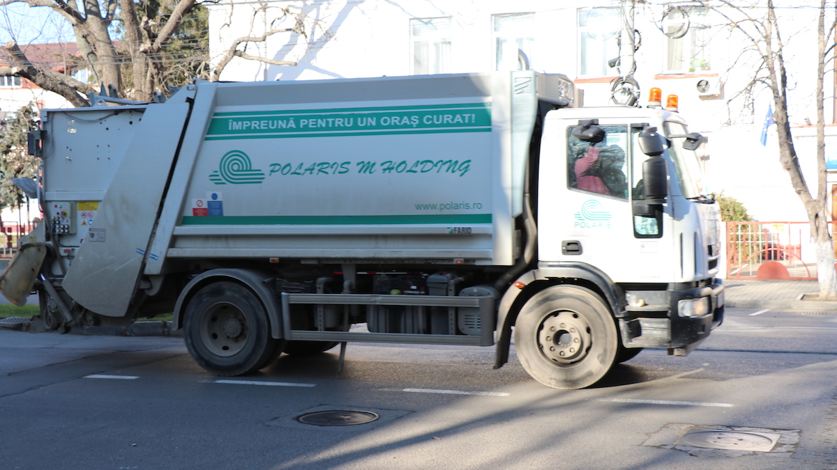 Mașină de gunoi a Polaris M Holding în Slobozia. FOTO Adrian Boioglu