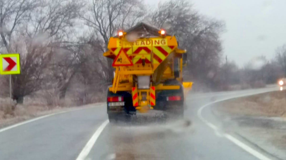 Mașină de împrăștiat sare pe drumurile afectate de polei. FOTO DRDP Constanța