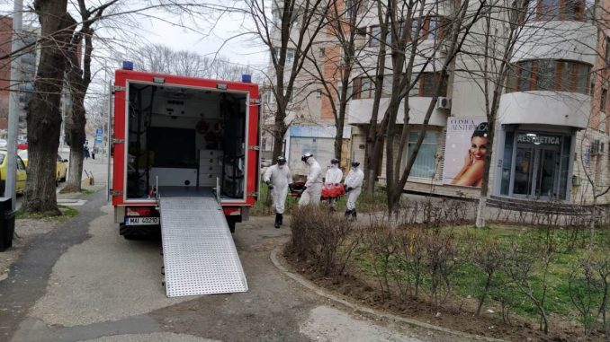 Pacient infectat cu coronavirus, transportat cu izoleta. FOTO Cătălin Schipor