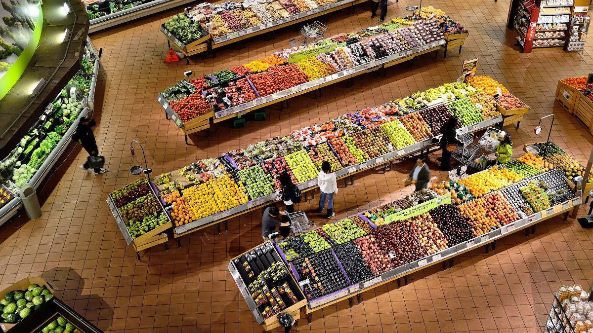 Amenzi în valoare de 12.000 de lei, aplicate de DSVSA Ialomița în urma unor controale la legume și fructe în unități tip supermarket