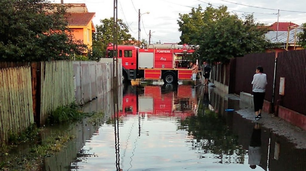 Pompierii au acționat toată noaptea pentru a scoate apa din casele locuitorilor din Slobozia: ISU Ialomița