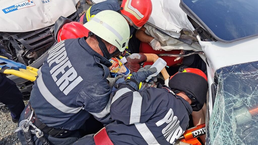 Trei răniți într-un accident rutier produs la ieșire din Slobozia. FOTO ISU Ialomița