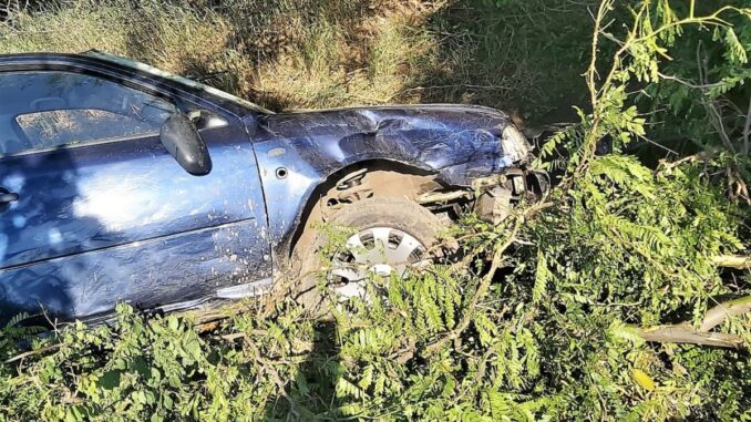 Șofer rănit ușor după ce s-a răsturnat cu autoturismul în Valea Măcrișului. FOTO IPJ Ialomița