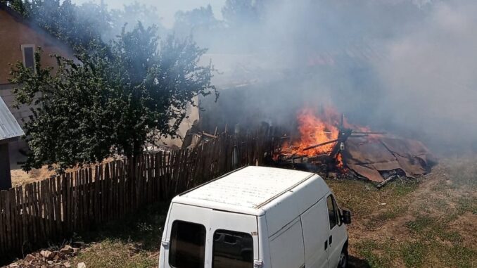 Incendiu la o anexă gospodărească din localitatea Săveni. FOTO ISU Ialomița