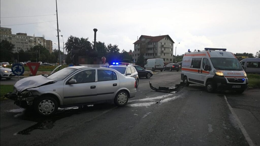 Ambulanță în misiune, implicată într-un accident în Slobozia. FOTO IPJ Ialomița