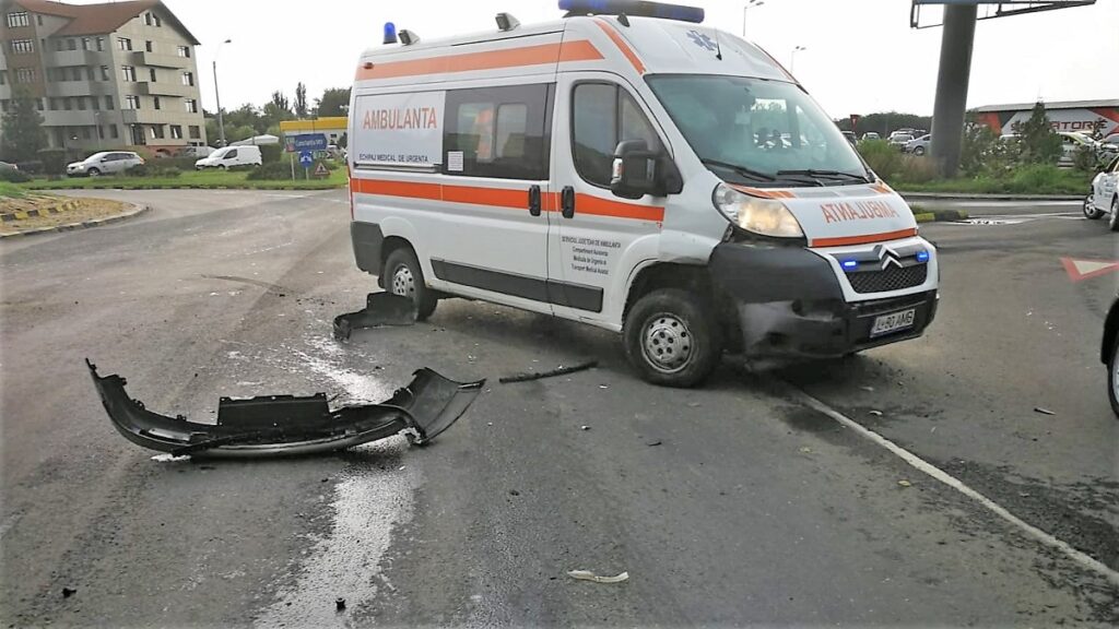 Ambulanță în misiune, implicată într-un accident în Slobozia. FOTO IPJ Ialomița