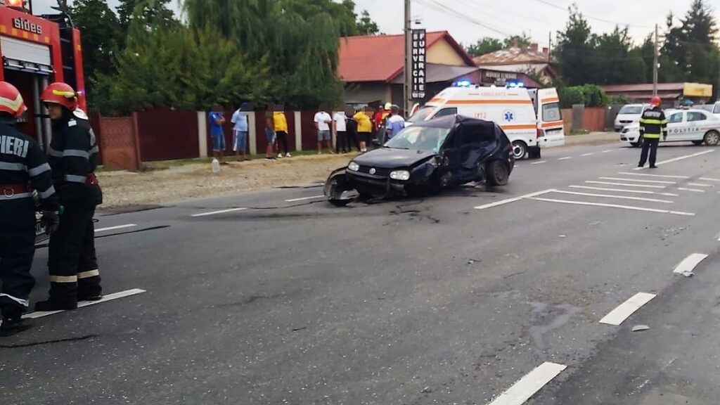 Trei răniți după ce un șofer a efectuat o manevră de întoarcere fără să se asigure. FOTO IPJ Ialomița