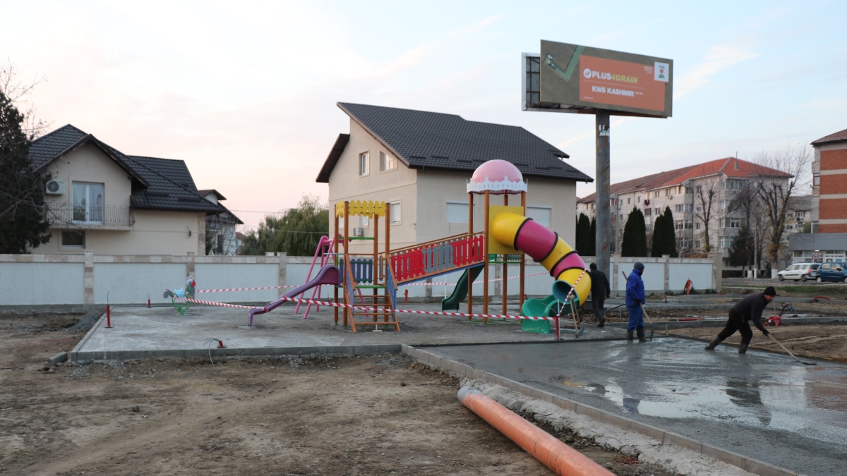 FOTO VIDEO Primăria Țăndărei amenajează un parc în centrul orașului și alte două locuri de joacă pentru cei mici. Valoarea este de 1,4 milioane de lei – ILnews