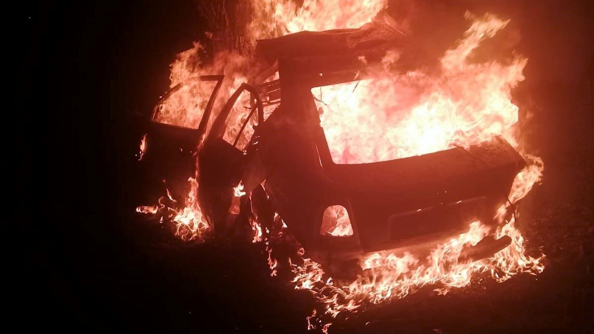 Șofer mort după ce a intrat cu mașina într-un copac, în Andrășești. Autoturismul a luat foc, iar conducătorul auto nu a mai putut ieși