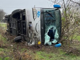 Autocar răsturnat în comuna ialomițeană Sălcioara. FOTO ISU Călărași