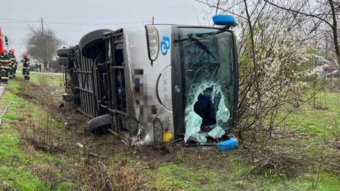 Autocar răsturnat în comuna ialomițeană Sălcioara. FOTO ISU Călărași