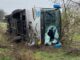Autocar răsturnat în comuna ialomițeană Sălcioara. FOTO ISU Călărași