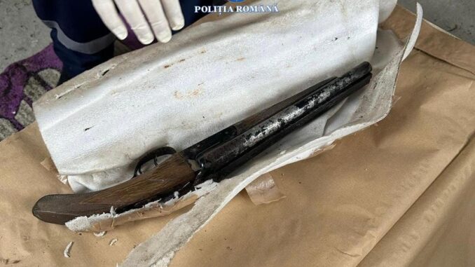 Armă găsită la percheziții. FOTO Poliția Română